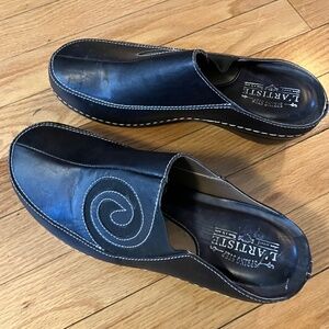 L’Artiste Black Swirl Clogs, Size 9.5